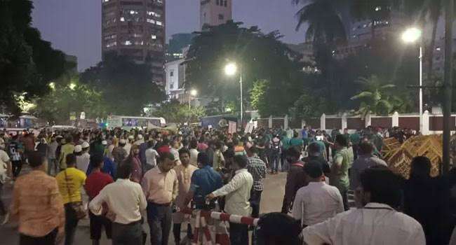 ব্যারিকেড ভেঙে বঙ্গভবনে প্রবেশের চেষ্টা, গুলিবিদ্ধ ২