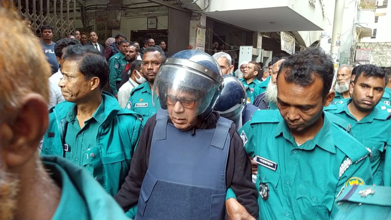 চকলেট খেতে বাধা দেয়ায় পুলিশকে ধমকালেন কামরুল