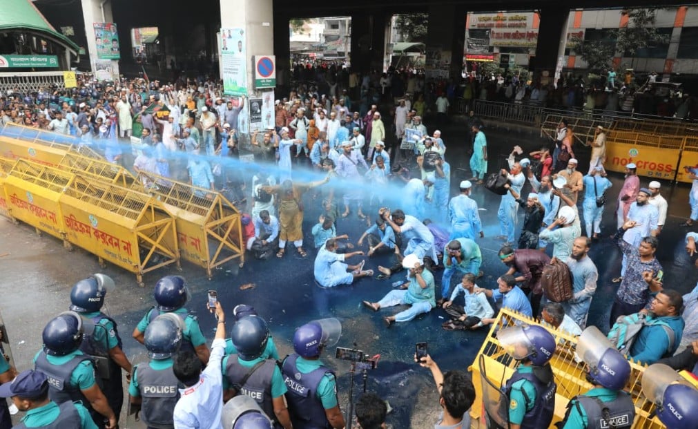 ইবতেদায়ী শিক্ষকদের মিছিলে পুলিশের হামলা, আহত ৪৩
