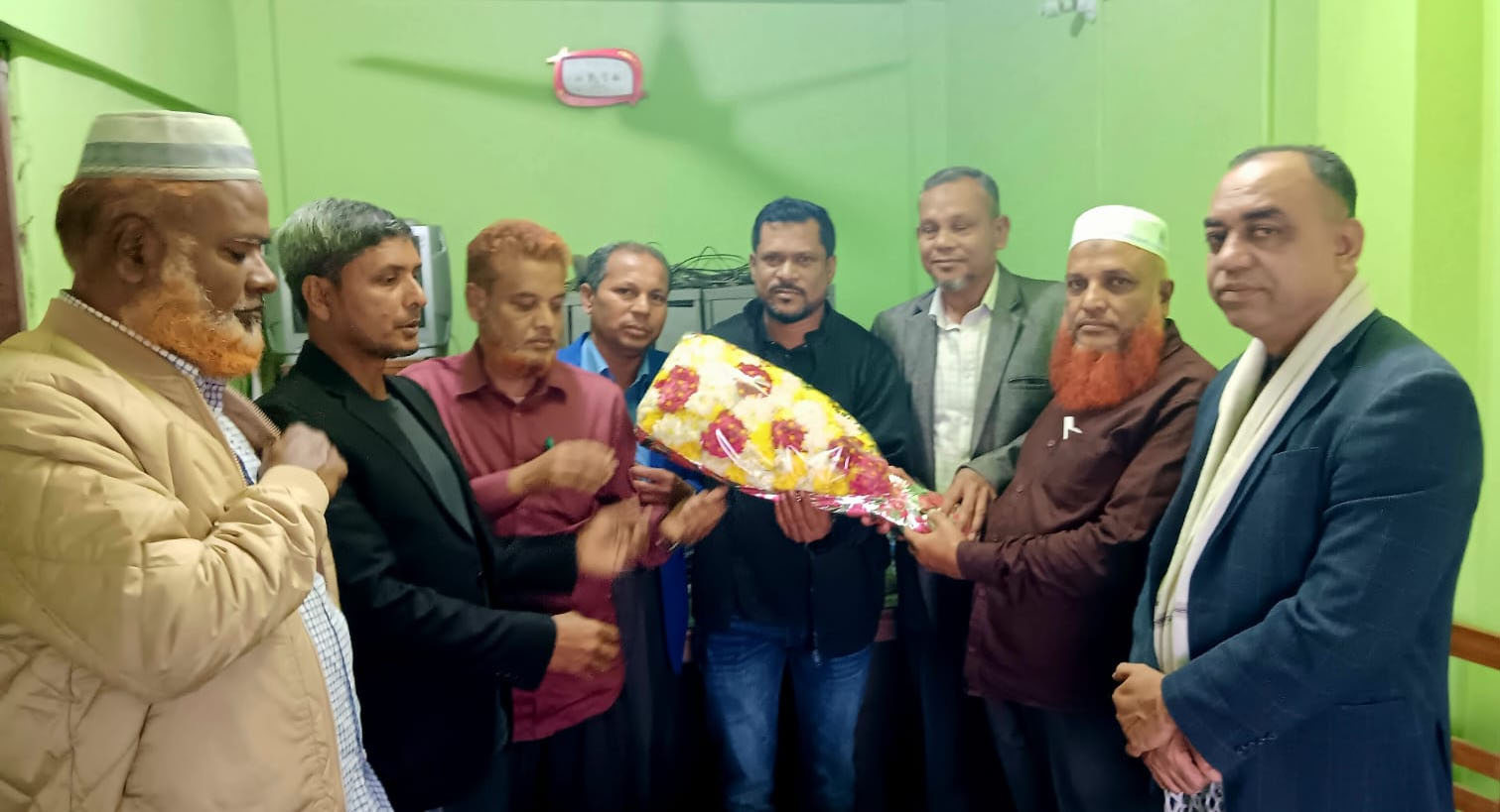 নূর মোহাম্মদ সিআইপিকে সেনবাগ প্রেসক্লাবের ফুলেল শুভেচ্ছা