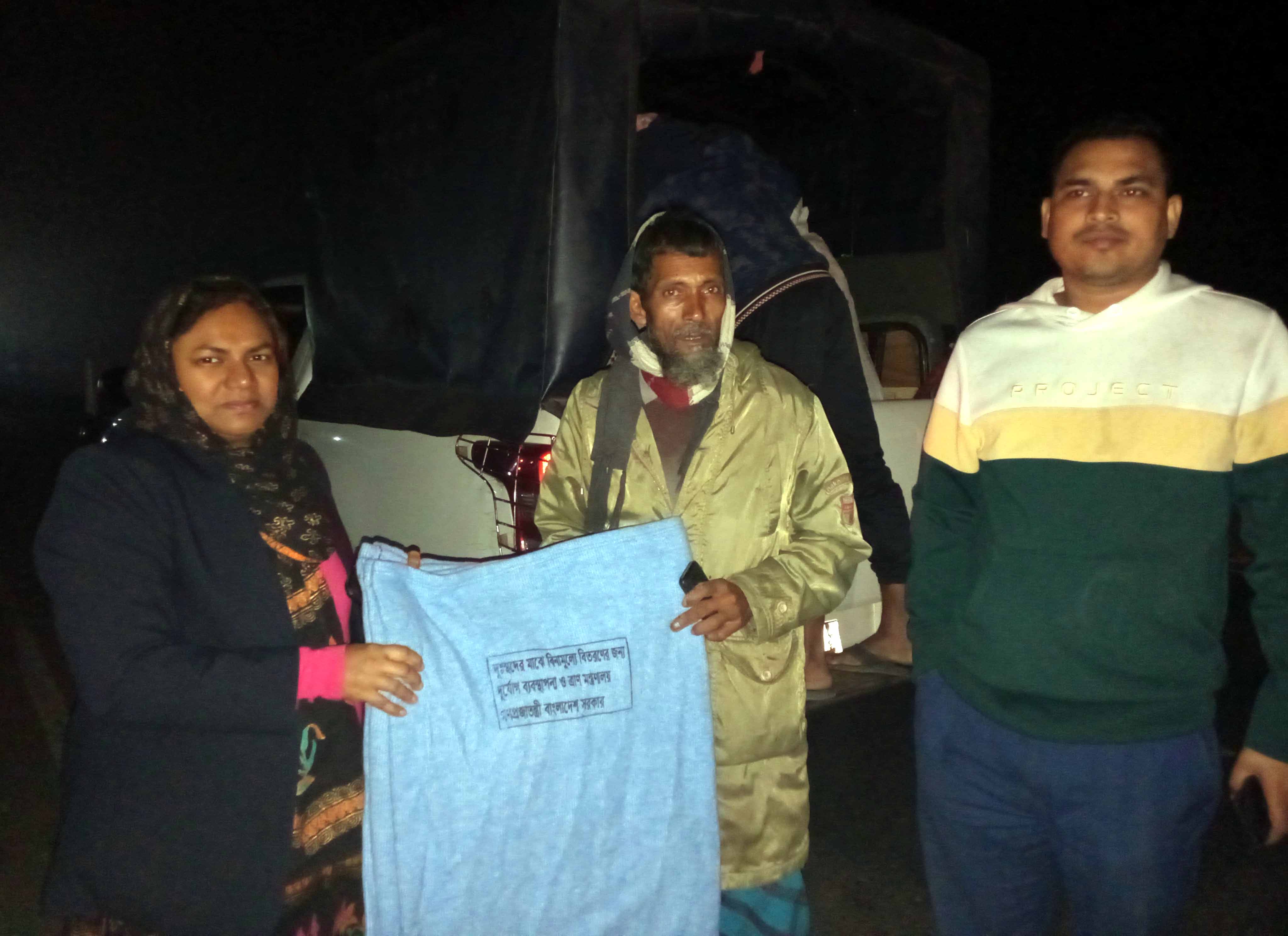 সেনবাগে মধ্যরাতে শীতার্তদের মাঝে কম্বল বিতরণ করলেন ইউএনও