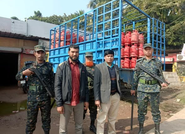 বেশি দামে গ্যাস বিক্রি নোয়াখালীতে ২০ হাজার টাকা জরিমানা