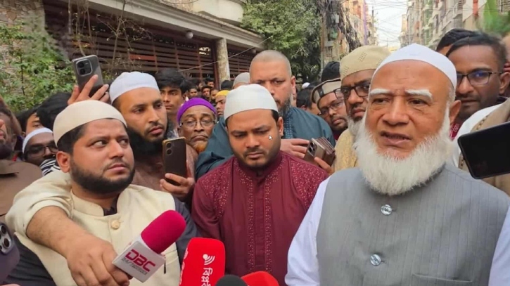 উত্তরায় আগুনে ক্ষতিগ্রস্ত ভবন পরিদর্শনে জামায়াত আমীর, সহযোগিতার আশ্বাস। 