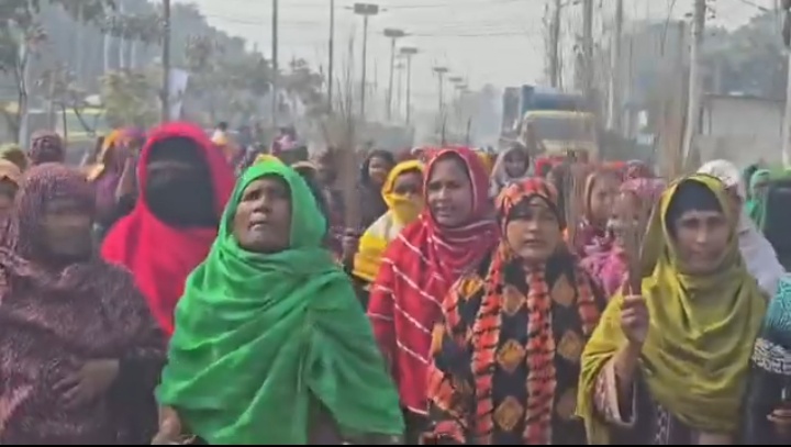আমির হামজার দুই গালে জুতা মারো তালে তালে স্লোগানে মহিলাদের ঝাঁটা মিছিল। আজ সকাল ১১ঃ০০ টার দিকে কুষ্টিয়া বটতল মোড় থেকে বিআরবি পর্যন্ত এই ঝাঁটা মিছিল অনুষ্ঠিত হয়।