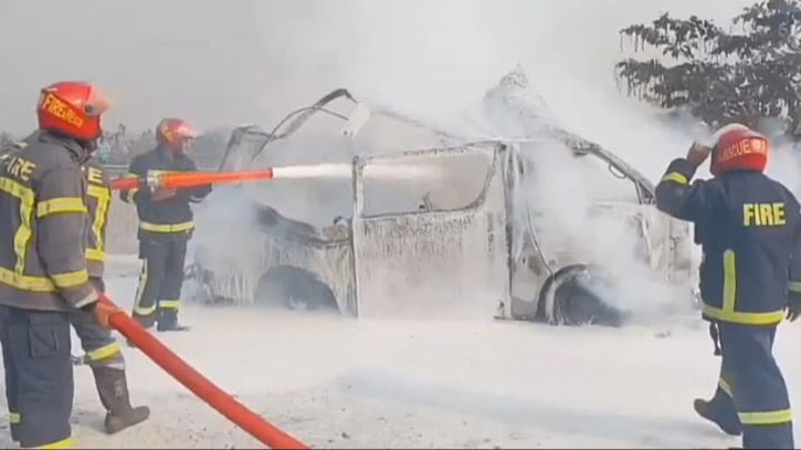 মাওয়া এক্সপ্রেসওয়েতে চলন্ত অ্যাম্বুলেন্সে আগুন, অল্পের জন্য প্রাণ রক্ষা