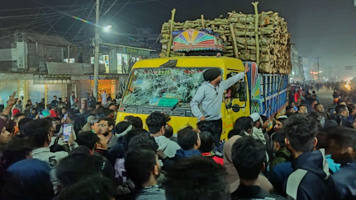 চোখের সামনে ট্রাকের চাকায় পিষ্ট হলো স্ত্রী-মেয়ে, মুহূর্তেই সব শেষ