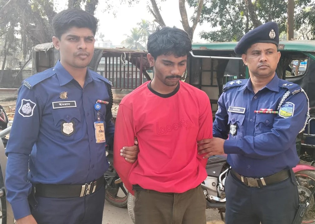 পুলিশ সদস্যকে কুপিয়ে জখম, স্বেচ্ছাসেবক দল নেতার ছেলে গ্রেপ্তার