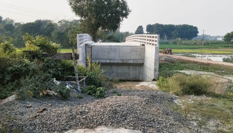 দুর্ভোগে জনসাধারণ দামুড়হুদার সংযোগ সড়ক ছাড়াই সেতু নির্মাণ