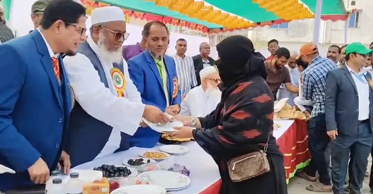 নারায়ণগঞ্জ-৪ আসনে নারী ভোটারদের টাকা দিয়ে জরিমানা গুনলেন জমিয়ত প্রার্থী