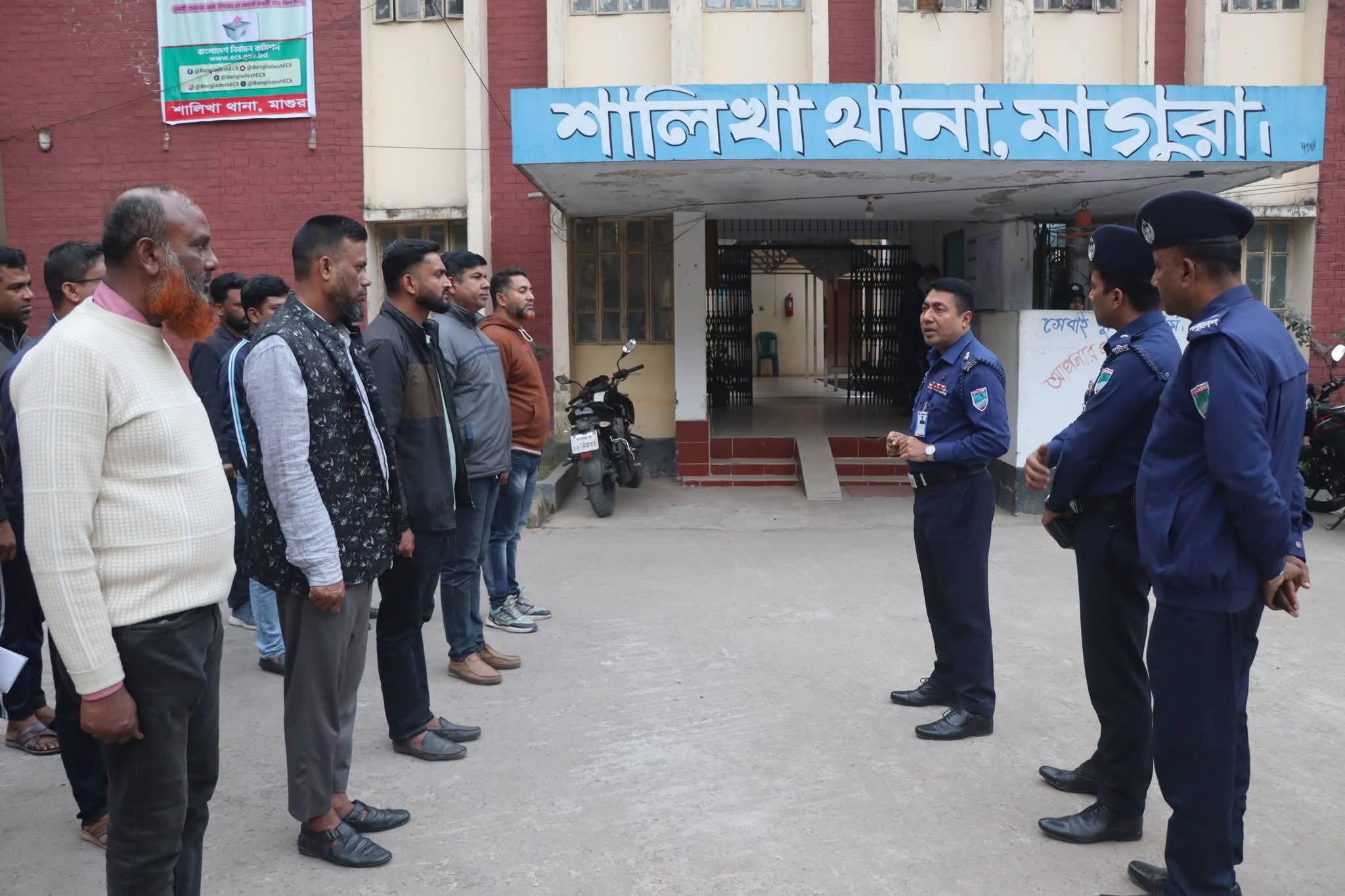 শালিখা থানা আকস্মিক পরিদর্শনে পুলিশ সুপার, নির্বাচন উপলক্ষে দিকনির্দেশনা