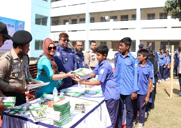 মাদকমুক্ত শিক্ষাঙ্গন গড়তে শিক্ষার্থীদের সচেতন করলো জেলা পুলিশ ও মাদকদ্রব্য নিয়ন্ত্রণ অধিদপ্তর