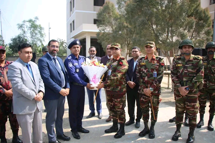 মেহেরপুর জেলায় ৫৫ পদাতিক ডিভিশনের জিওসি ও যশোর এরিয়া কমান্ডারের আগমন উপলক্ষে জেলা পুলিশের ফুলেল শুভেচ্ছা