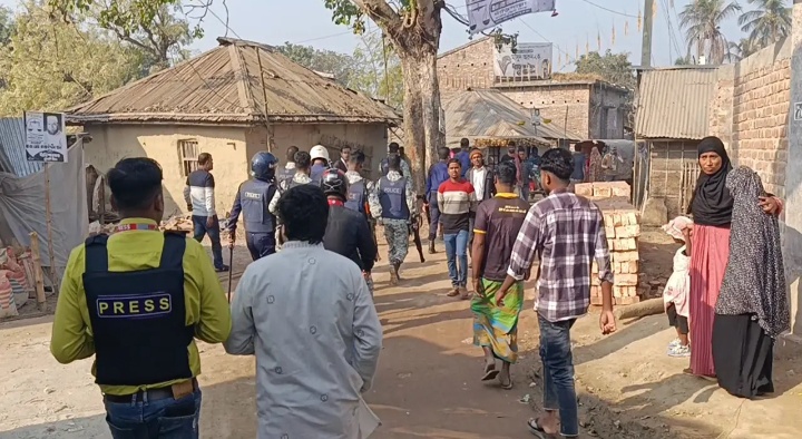 মুজিবনগরে কেন্দ্রের ১০০ গজ দূরে সংঘর্ষ, পরিস্থিতি নিয়ন্ত্রণে পুলিশ