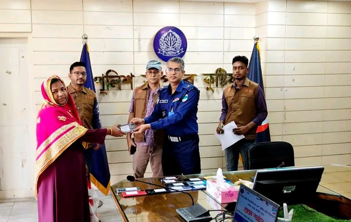 সাইবার ক্রাইম ইনভেস্টিগেশন সেল, কুষ্টিয়া কর্তৃক উদ্ধারকৃত মোবাইল ফোন প্রকৃত মালিকের নিকট হস্তান্তর