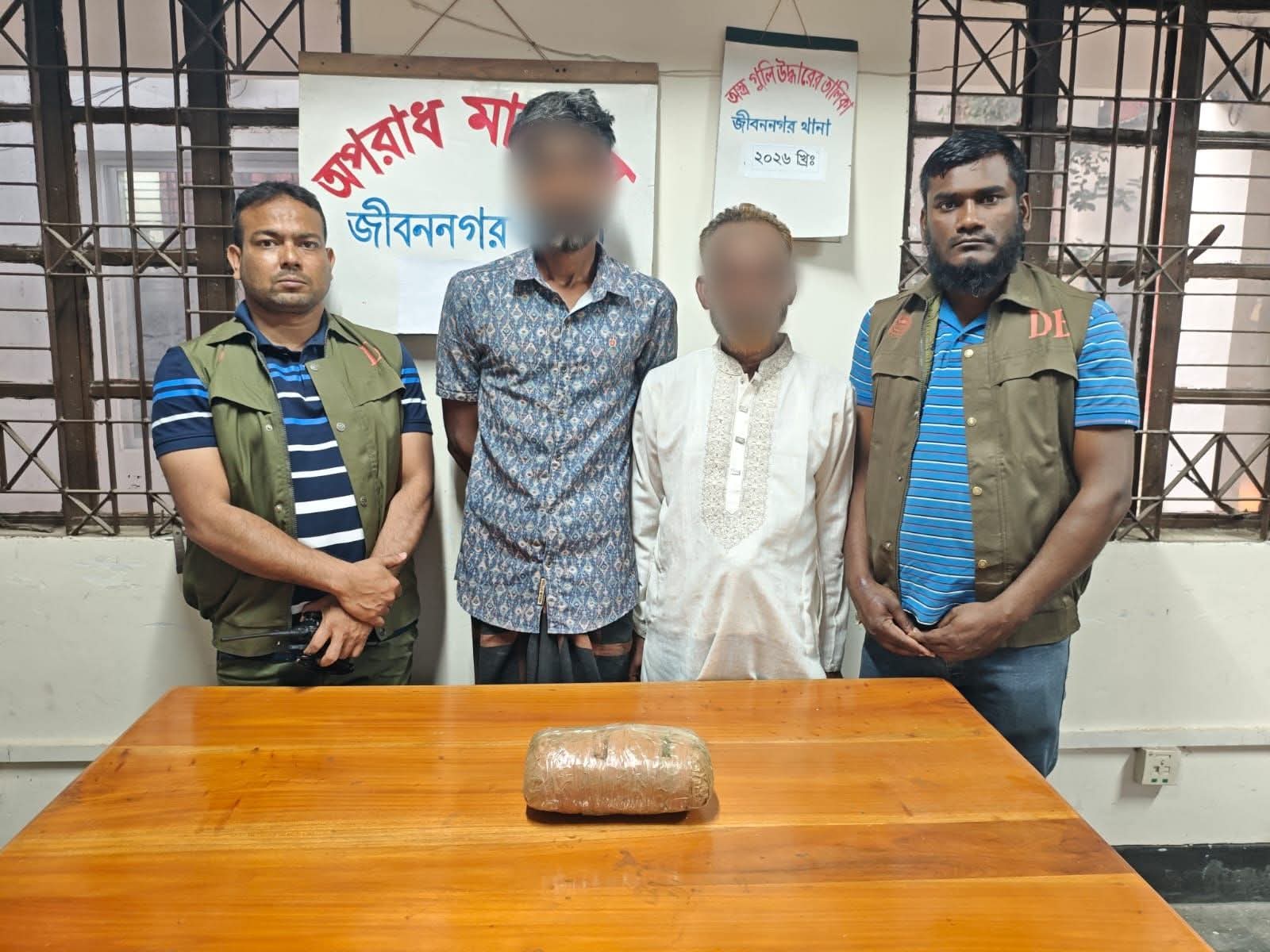 চুয়াডাঙ্গায় ডিবির মাদকবিরোধী অভিযানে ১ কেজি গাঁজা উদ্ধার, গ্রেফতার ২