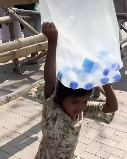 দারিদ্র্য শুধু অভাব নয়, এটি অনেক শিশুর শৈশব কেড়ে নেয়।