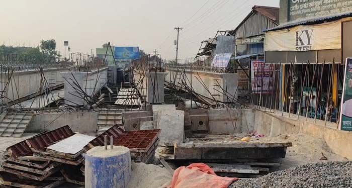 ঝুঁকিপূর্ণ সাঁকোয় পারাপার, থমকে সেতুর কাজ—দুর্ভোগে মিরপুরবাসী