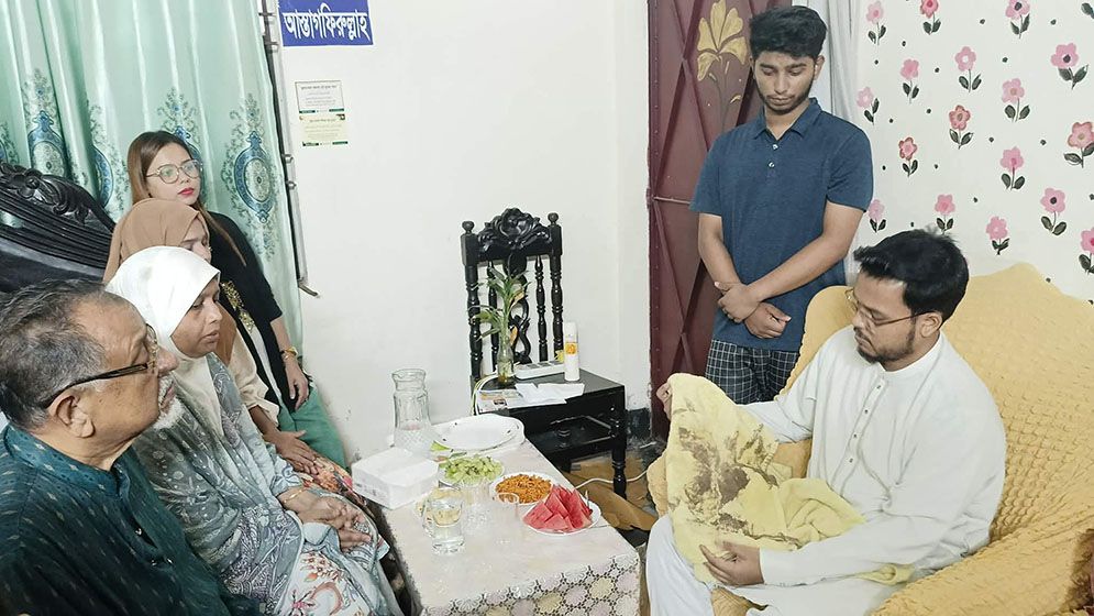 হাসনাত–সারজিস ফোন ধরেন না: ক্ষোভ শহীদ সাদমানের মায়ের