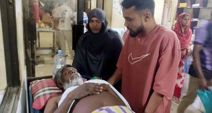 কুষ্টিয়ায় রহস্যময় কাটুনে বিস্ফোরণ: ভ্যানচালক গুরুতর আহত