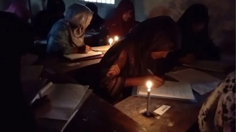 মোমবাতির আলোতে এসএসসি পরীক্ষা দিলেন রংপুরের মিঠাপুকুরের শিক্ষার্থীরা